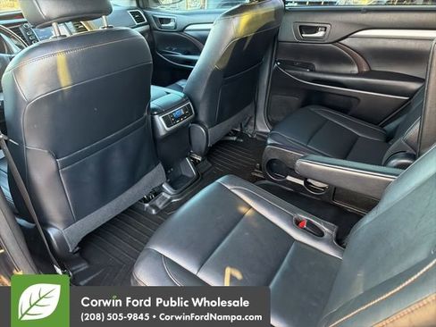 Used 2018 Toyota Highlander XLE w/ Carpet Mat Package (TMS) image 28