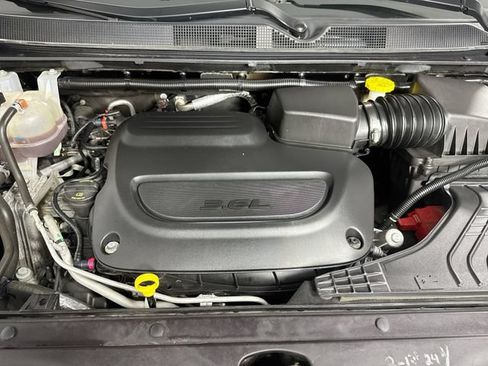 Used 2024 Chrysler Pacifica Touring-L FWD image 27