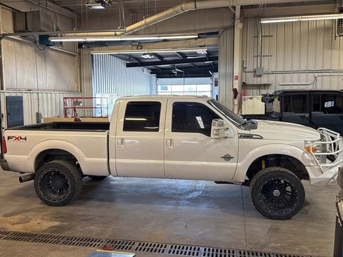 Used 2011 Ford F250 Lariat w/ Lariat Interior Pkg image 4