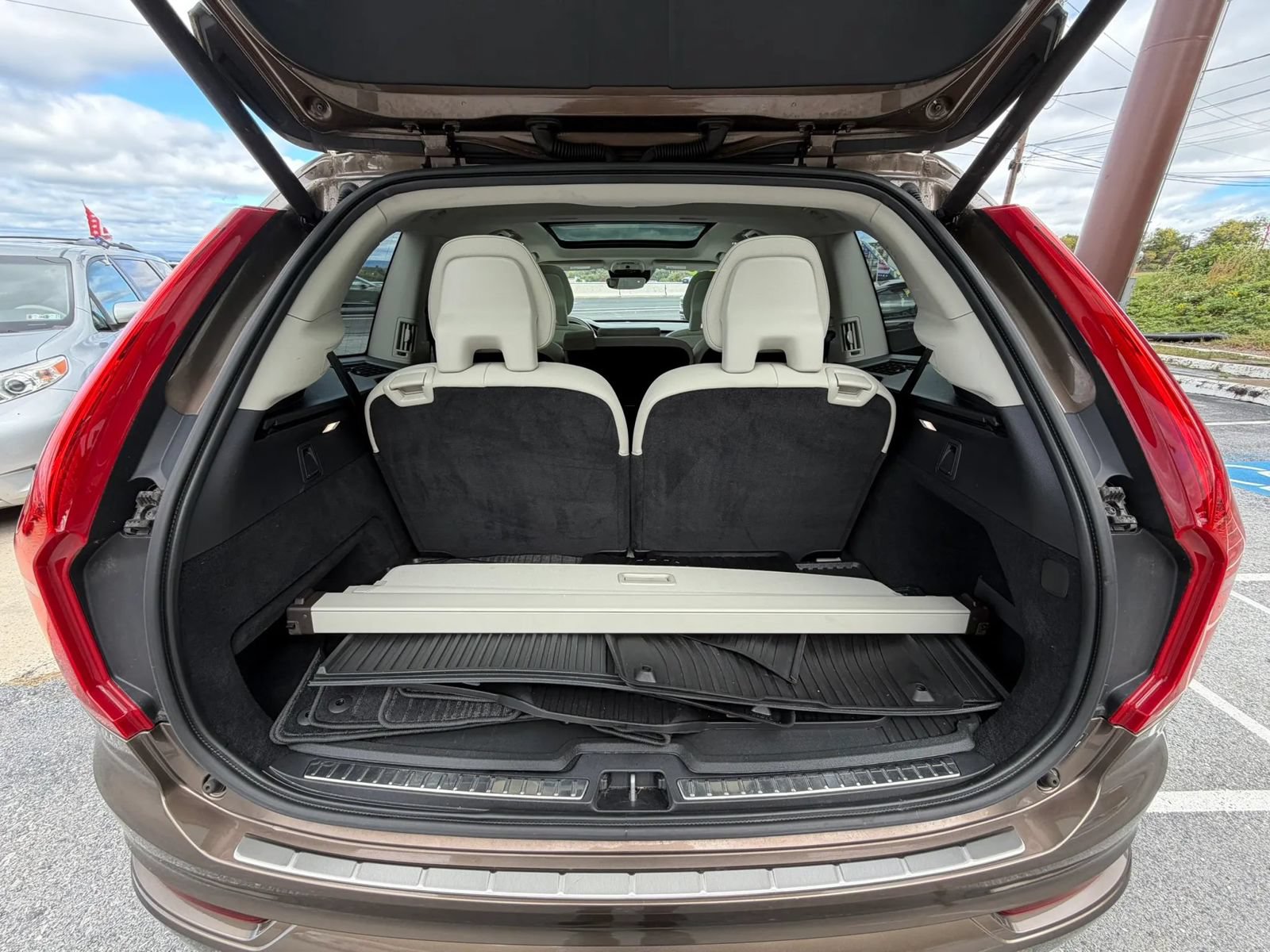 Used 2016 Volvo XC90 T6 Momentum w/ Momentum Plus Package AWD/4WD image 22