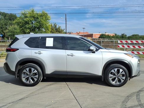 Used 2021 Nissan Rogue SV image 2