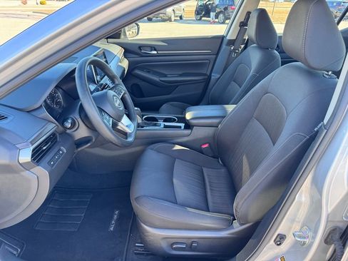 Used 2024 Nissan Altima 2.5 SV image 9