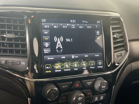 Used 2022 Jeep Grand Cherokee Laredo X image 15