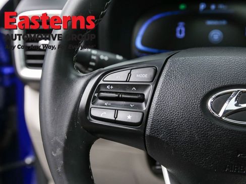 Used 2025 Hyundai Venue SEL image 15