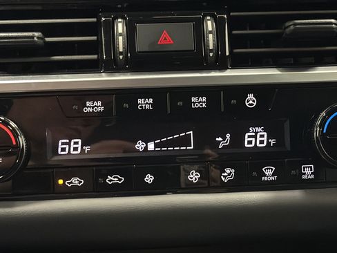 Used 2025 Nissan Pathfinder SL AWD/4WD image 17
