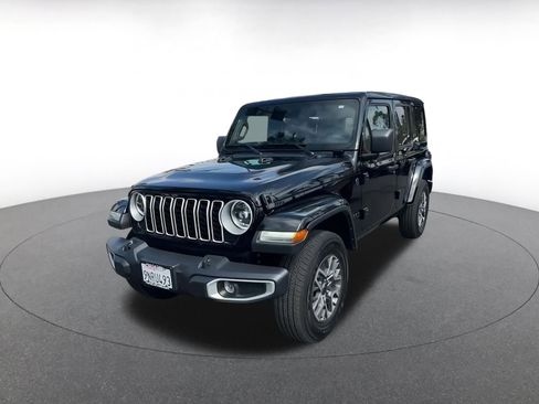 Used 2025 Jeep Wrangler Sahara image 7