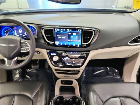 Used 2023 Chrysler Pacifica Touring-L FWD image 35