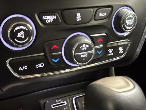 Used 2017 Jeep Cherokee Limited FWD image 16