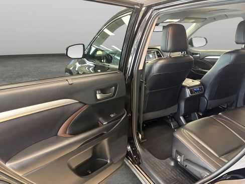 Used 2019 Toyota Highlander XLE AWD/4WD image 14