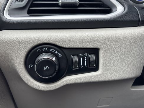 Used 2023 Chrysler Pacifica Touring-L FWD image 29