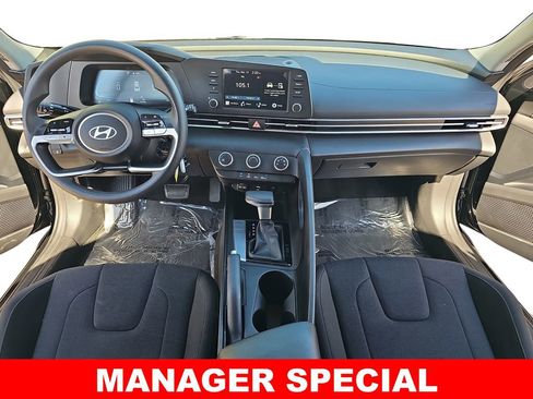 Used 2025 Hyundai Elantra SE image 9
