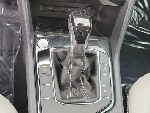 Certified 2025 Volkswagen Taos SE FWD image 30