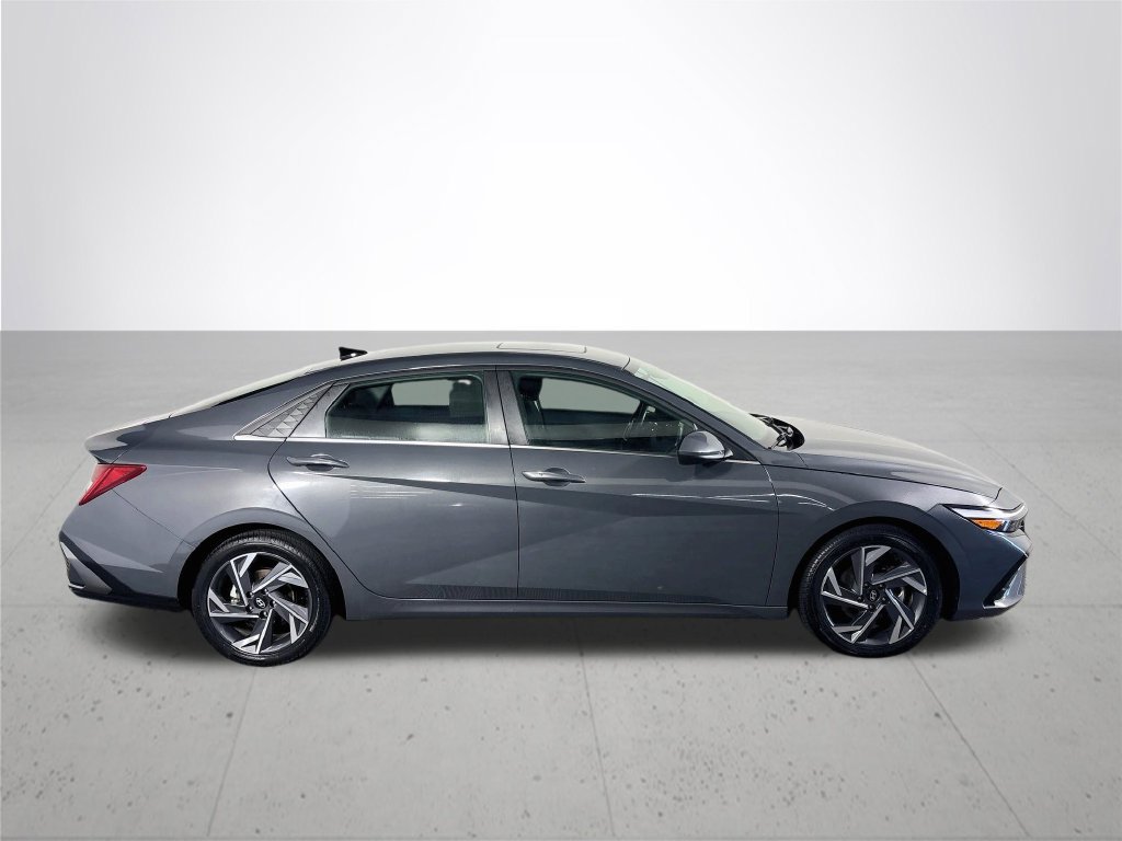 Used 2025 Hyundai Elantra SEL FWD image 5