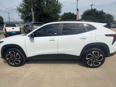 Certified 2025 Chevrolet Trax RS w/ Sunroof Package FWD image 5