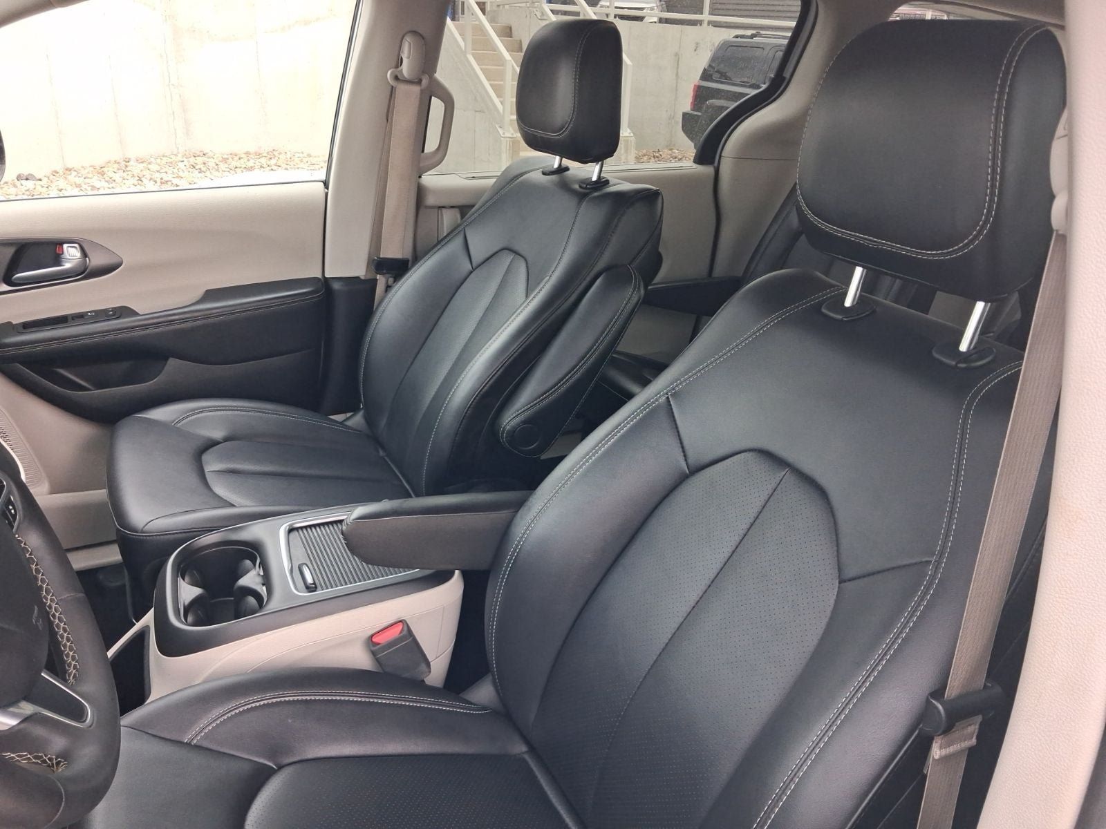 Used 2024 Chrysler Pacifica Touring-L FWD image 11