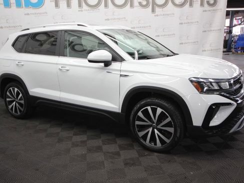 Used 2022 Volkswagen Taos SE w/ Panoramic Sunroof Package image 8