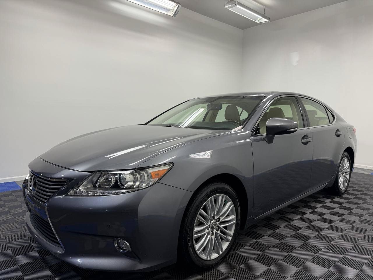 Used 2014 Lexus ES 350 w/ Luxury Package FWD image 3