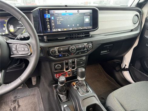 Used 2025 Jeep Wrangler Willys image 29