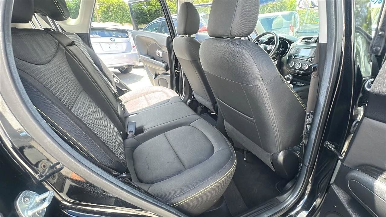 Used 2016 Kia Soul + FWD image 29
