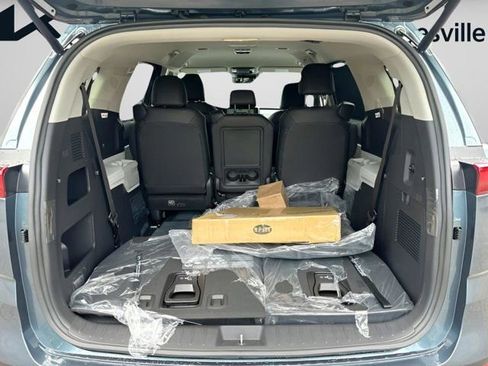 Used 2024 Kia Carnival EX image 7