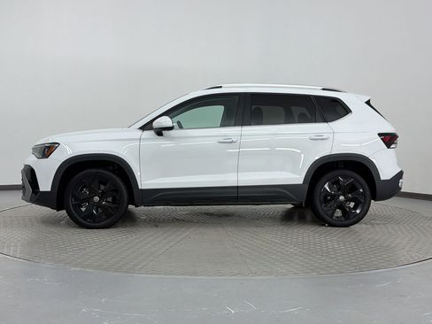 Used 2025 Volkswagen Taos SE w/ Panoramic Sunroof Package FWD image 2