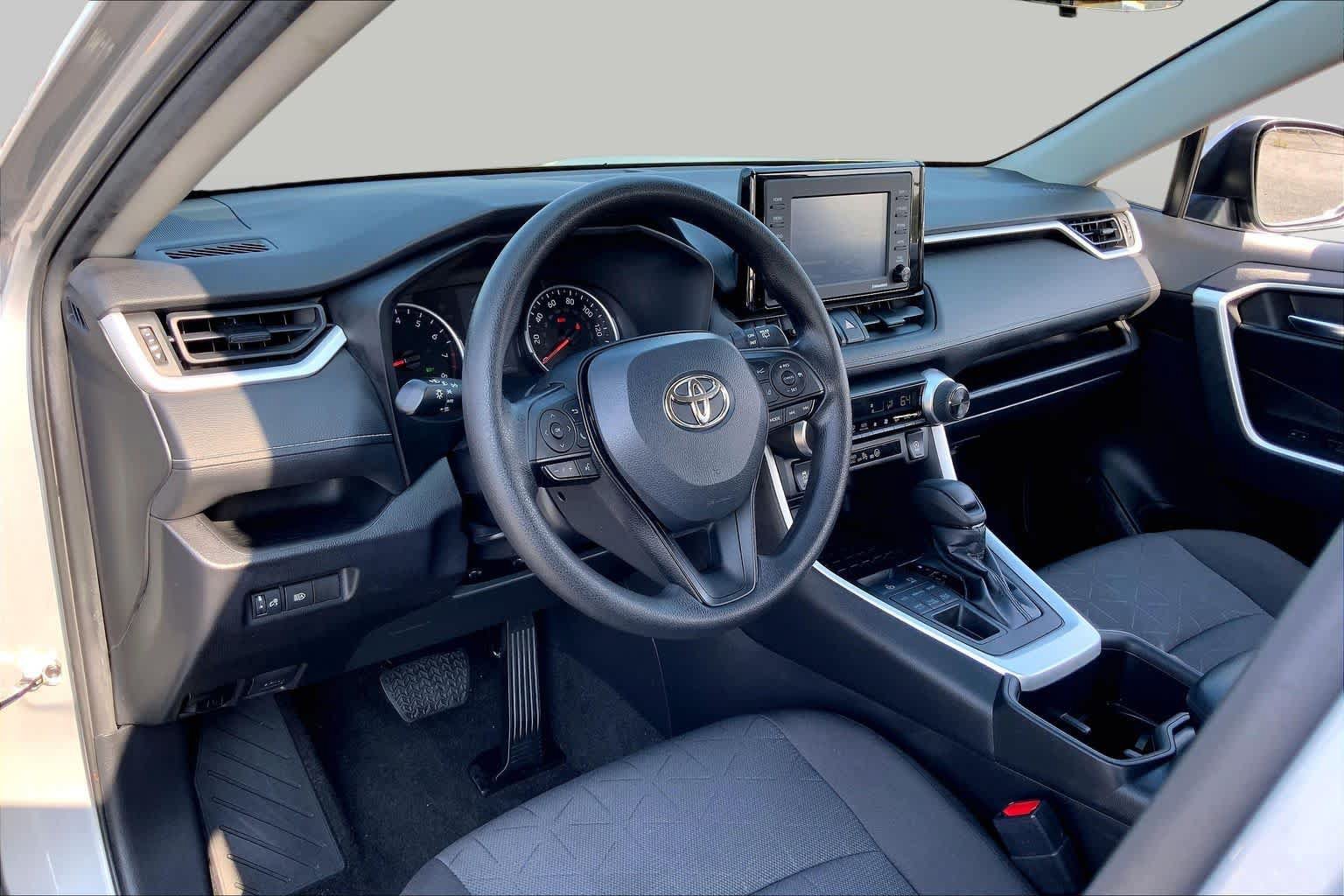 Used 2022 Toyota RAV4 XLE AWD/4WD image 17