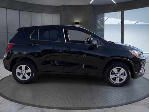 Used 2022 Chevrolet Trax LS w/ Tint and Cruise Package AWD/4WD image 7