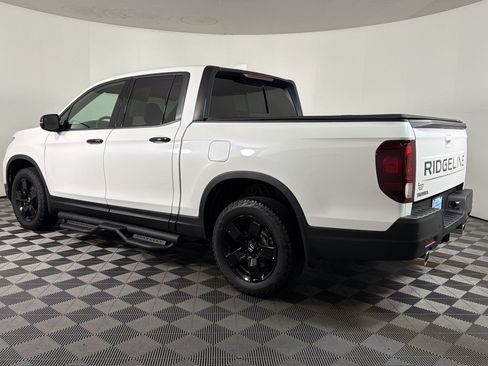 Used 2025 Honda Ridgeline Black Edition image 2