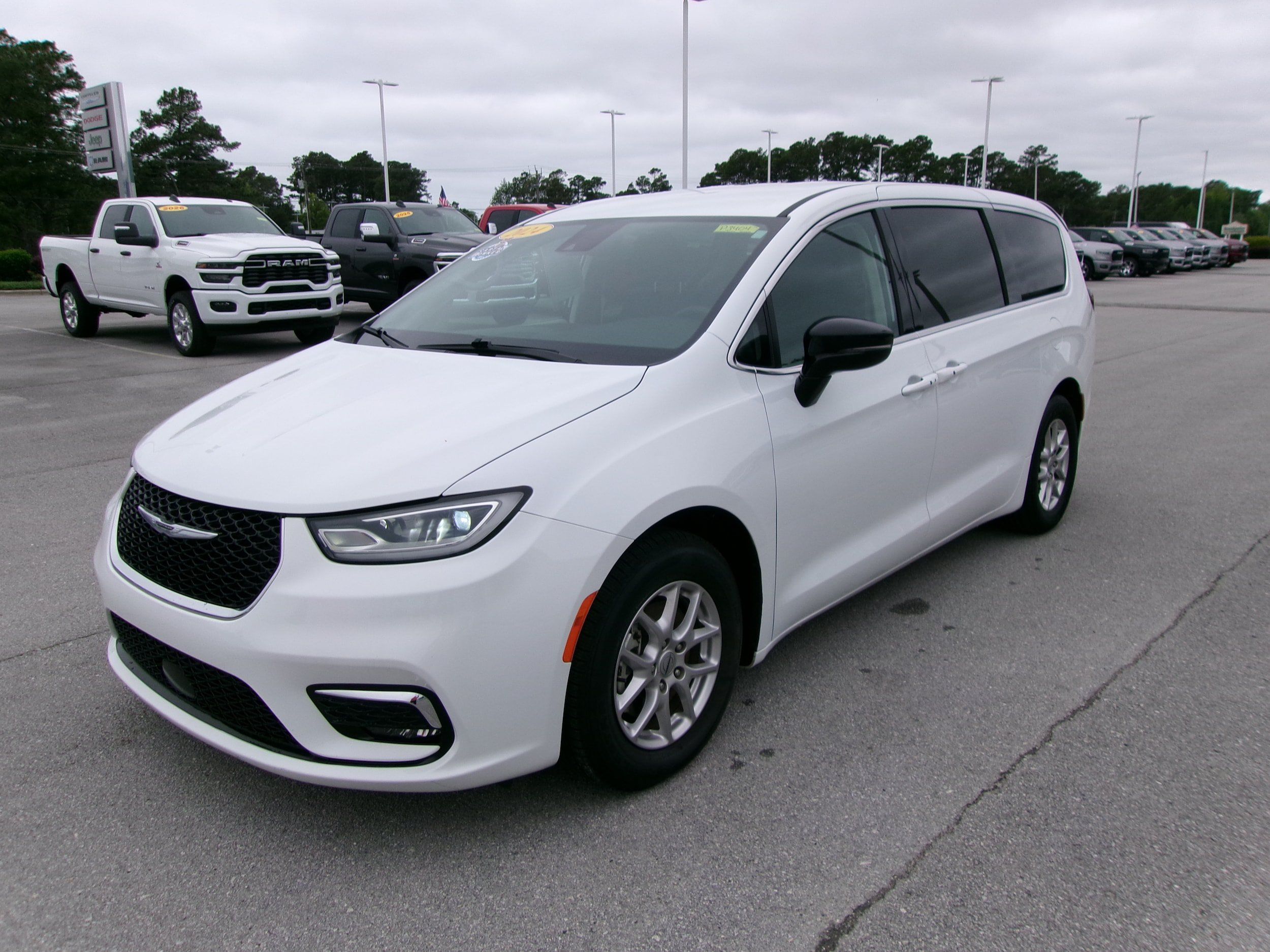 Used 2024 Chrysler Pacifica Touring-L FWD image 2
