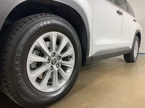 Used 2024 Toyota Grand Highlander AWD image 2