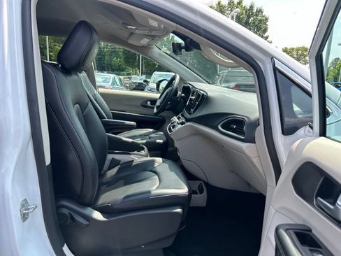 Used 2024 Chrysler Pacifica Touring-L FWD image 18