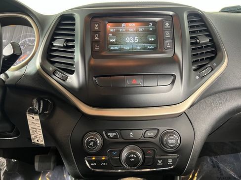 Used 2014 Jeep Cherokee Latitude w/ Cold Weather Group AWD/4WD image 21