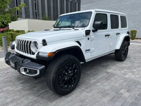 Used 2025 Jeep Wrangler Unlimited Sahara w/ Safety Group AWD/4WD image 3