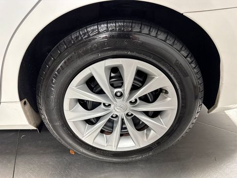 Used 2015 Toyota Camry LE FWD image 33