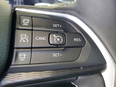 Certified 2024 Jeep Grand Cherokee Laredo AWD/4WD image 24