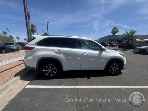 Used 2017 Toyota Highlander XLE FWD image 3