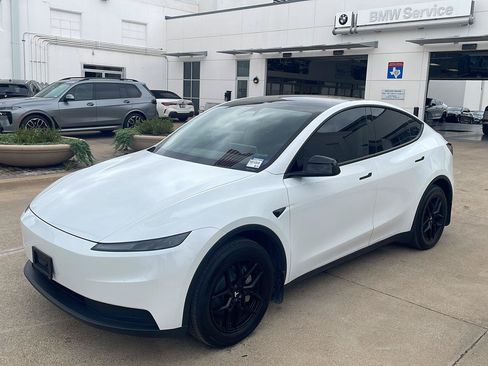 Used 2026 Tesla Model Y Long Range RWD image 1