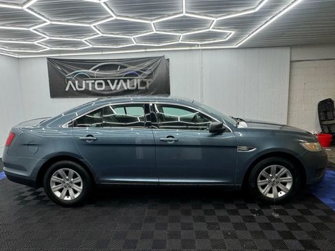 Used 2010 Ford Taurus SE image 2