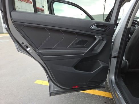 Used 2023 Volkswagen Tiguan SE w/ Panoramic Sunroof Package image 12