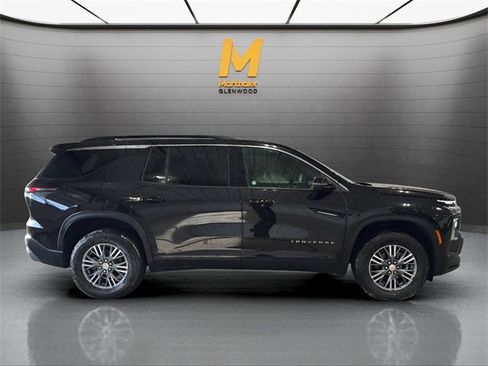 Used 2025 Chevrolet Traverse LT image 2