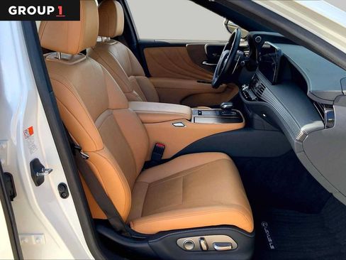 Certified 2021 Lexus LS 500 w/ Accessory Package (Z2) RWD image 9