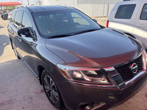 Used 2016 Nissan Pathfinder S image 2