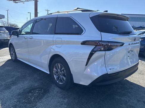Used 2025 Toyota Sienna XLE image 5
