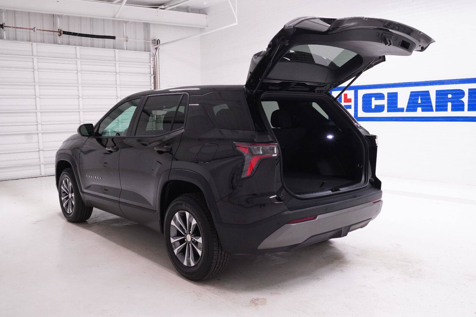 Used 2026 Chevrolet Equinox LT FWD image 32