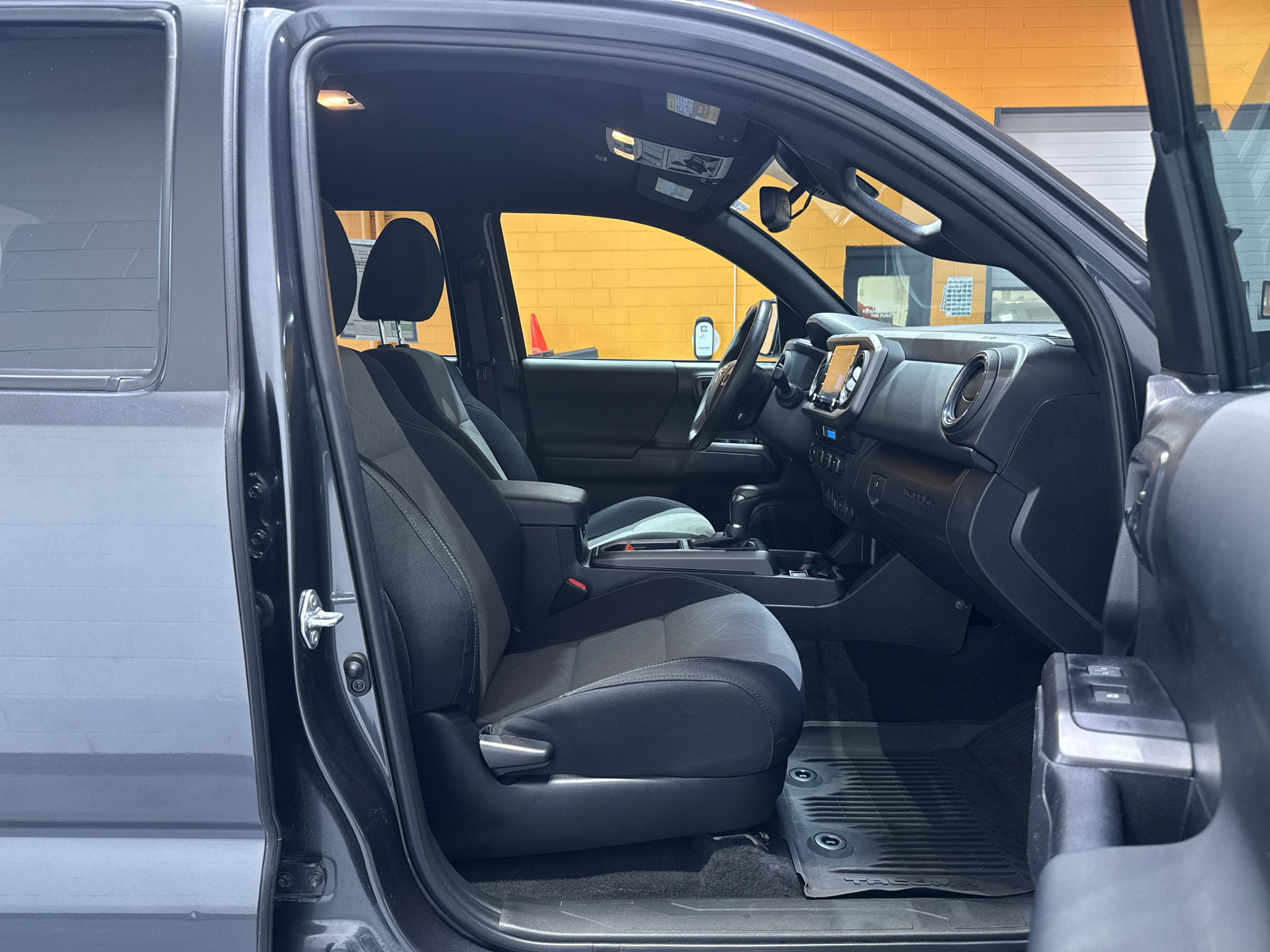 Used 2023 Toyota Tacoma TRD Off-Road w/ Technology Package AWD/4WD image 15