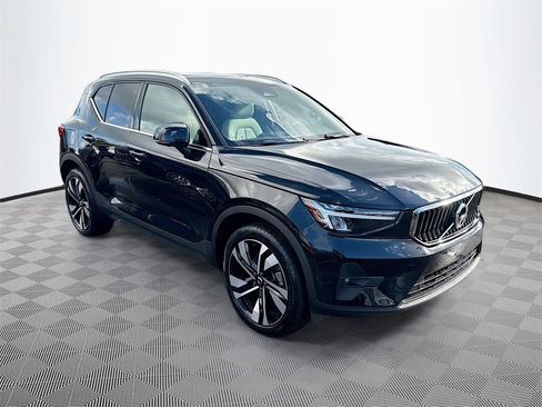 Used 2024 Volvo XC40 B5 Plus image 4