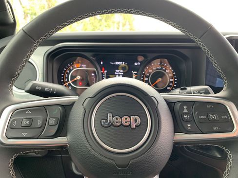 Used 2025 Jeep Wrangler Sahara image 27