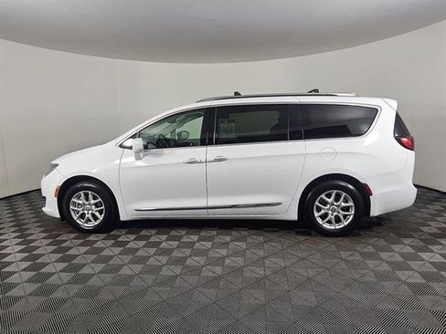 Used 2020 Chrysler Pacifica Touring-L image 8