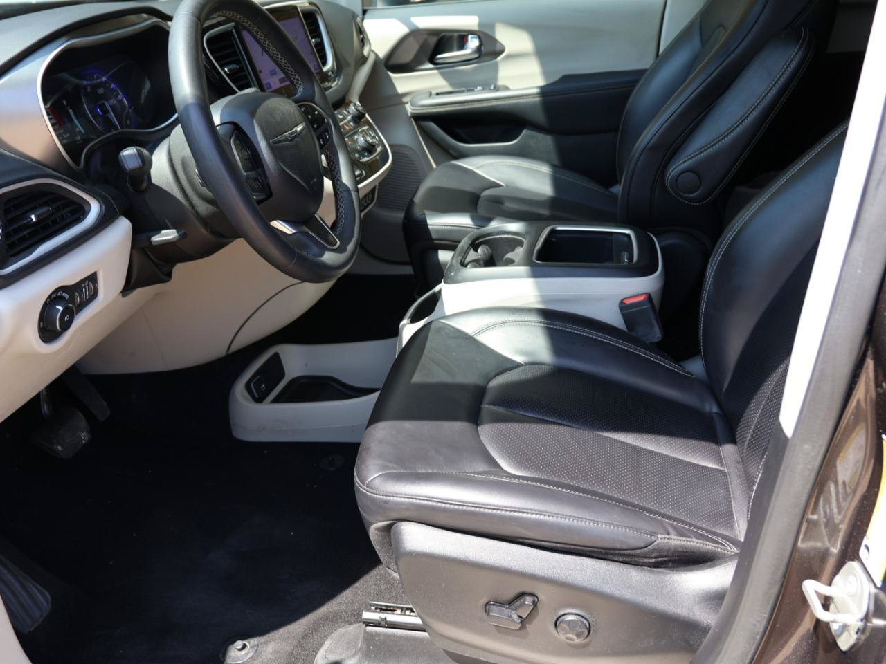 Used 2025 Chrysler Pacifica Select FWD image 11