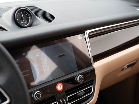 Certified 2026 Porsche Macan AWD/4WD image 21